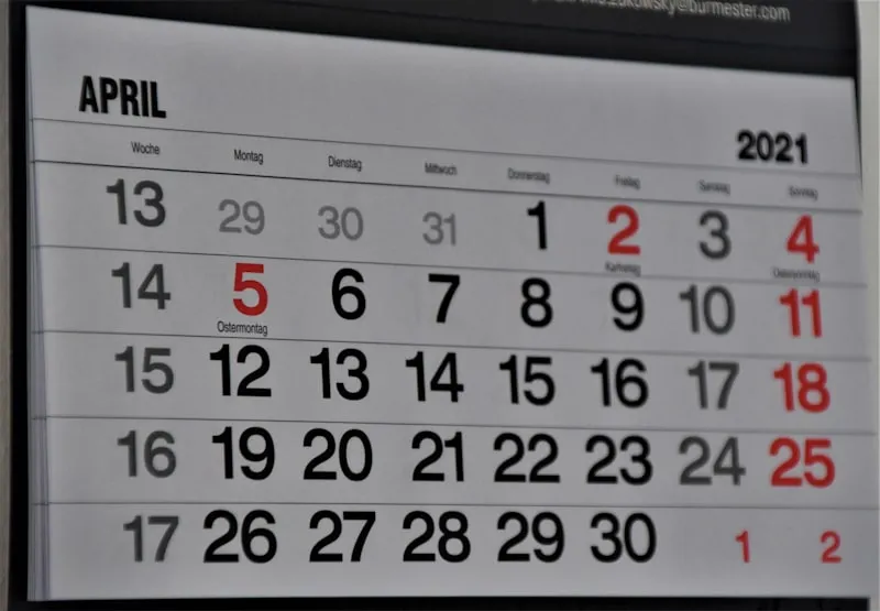 Calendar highlighting the best months to buy a used car at the lowest price